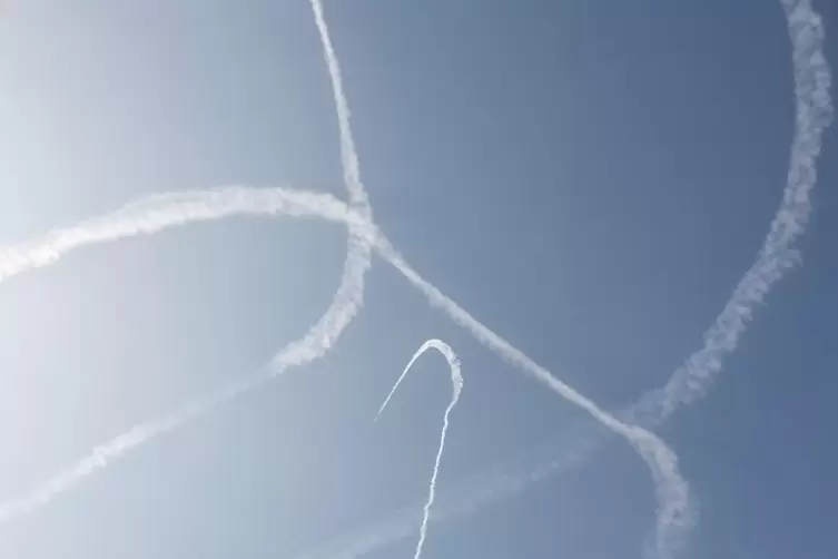 Die Abgasstreifen von Bundeswehr-Jets bei ihren Übungsflügen hat Traudel Cavasin über Rockenhausen festgehalten