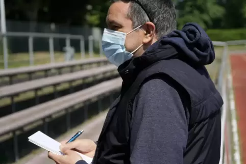 Endlich wieder ein Termin auf einem Sportplatz – mit Stift, Block und Maske. 