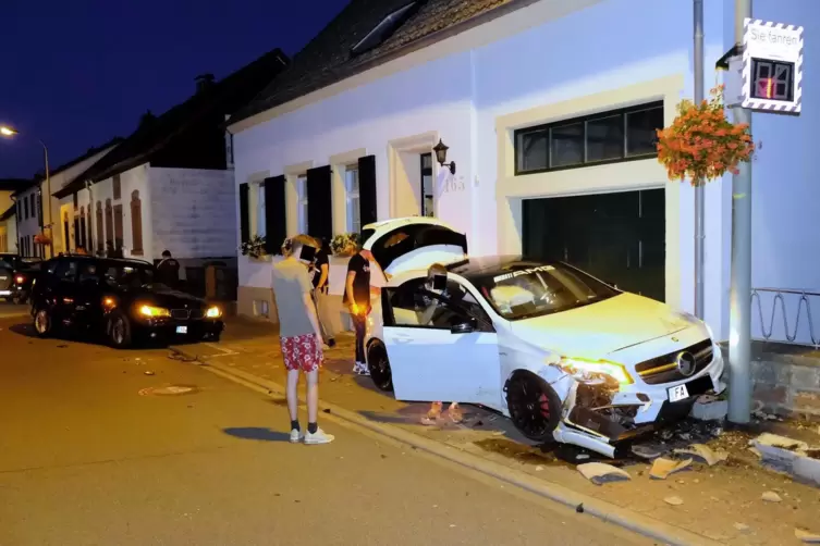 Mittelbach am 23. August 2019: Ein mit vier jungen Lothringern besetzter AMG A-Klasse-Mercedes fährt mit geschätzt über Tempo 10