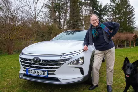 Hat auch ein Herz für die Umwelt: Pfarrer Josef Metzinger vor einigen Wochen mit seinem neuen Wasserstoffauto. 