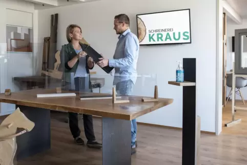 Im neuen Ausstellungsraum, der erweitert werden soll. Mara Kraus und ihr Ehemann, Schreinermeister Sebastian Kraus.