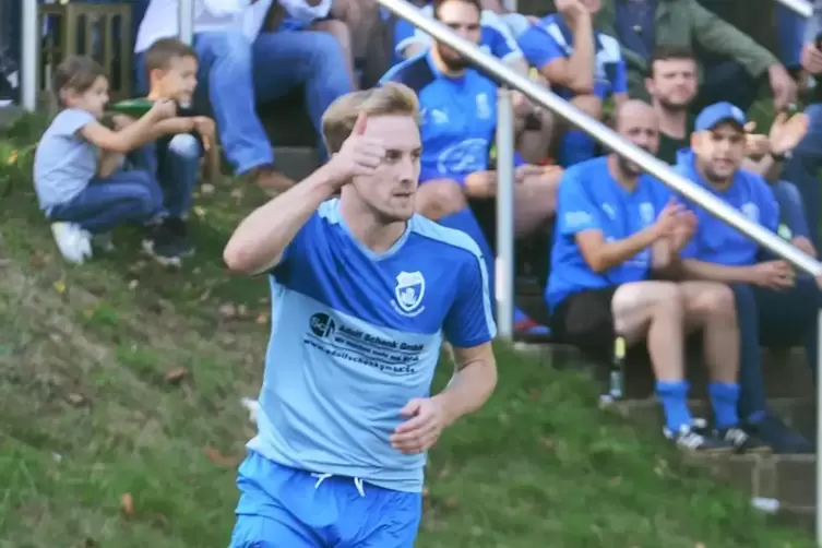 Daumen hoch: Der erstmalige Landesliga-Aufstieg des SV Hinterweidenthal (hier Torjäger Felix Burkhard) rückt näher.