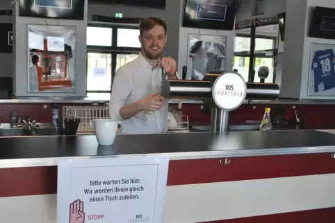 Raphael Wagenblatt am Ausschank in der Sportsbar. 