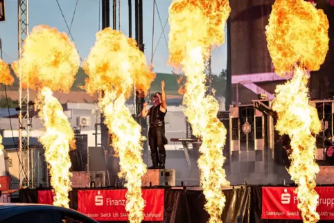 Ein herrliches Spektakel bot die Rammstein-Tributeband Völkerball auf der Webenheimer Bauernfestwiese. 