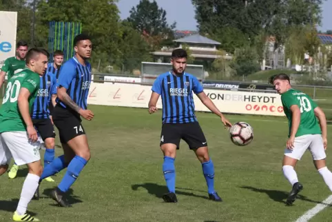 Zwischen Hoffen und Bangen: der FC Speyer 09 (blau), hier im Spiel gegen Marienborn.