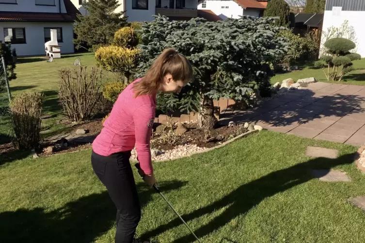 Der Busch im Garten als Hindernis: Katja Müller hat auch in der Zeit, in der der Golfplatz gesperrt war, trainiert. 