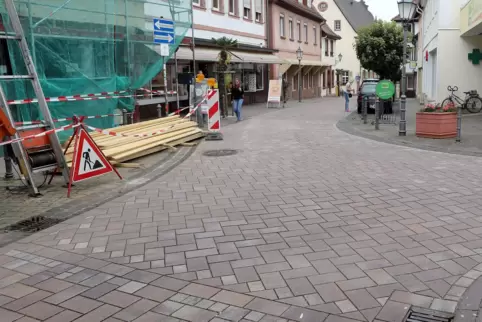 Dort wo sich Eichamtstraße und Marktstraße kreuzen, haben sich die Pflastersteine besonders stark verschoben.