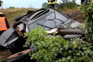 Nur der Fahrer und der Beifahrer kamen halbwegs glimpflich davon: Bei dem Unfall im vergangenen Juli erlitten zwei Rückbank-Pass