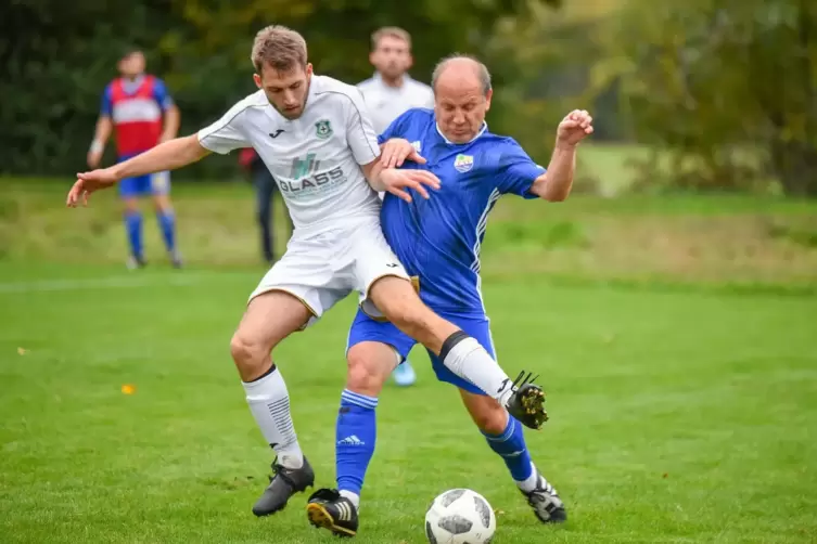 Bleibt wohl in der A-Klasse: die FSV Freimersheim mit Slawomir Stulin (rechts).