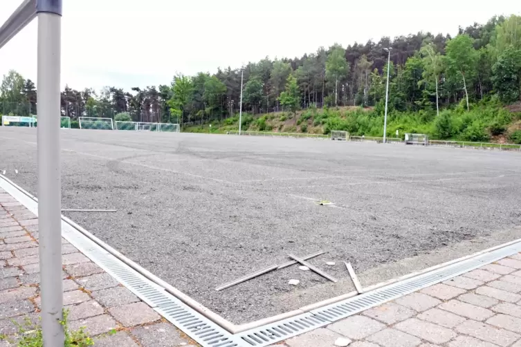 Die Arbeiten am Kunstrasenplatz könnten sich über acht Wochen erstrecken.