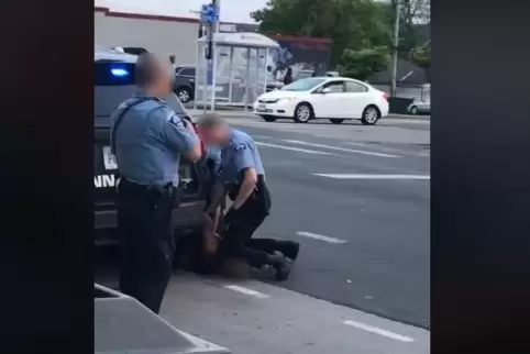 Ein Standbild aus dem Video: Ein Polizist kniet auf dem Hals des Opfers.