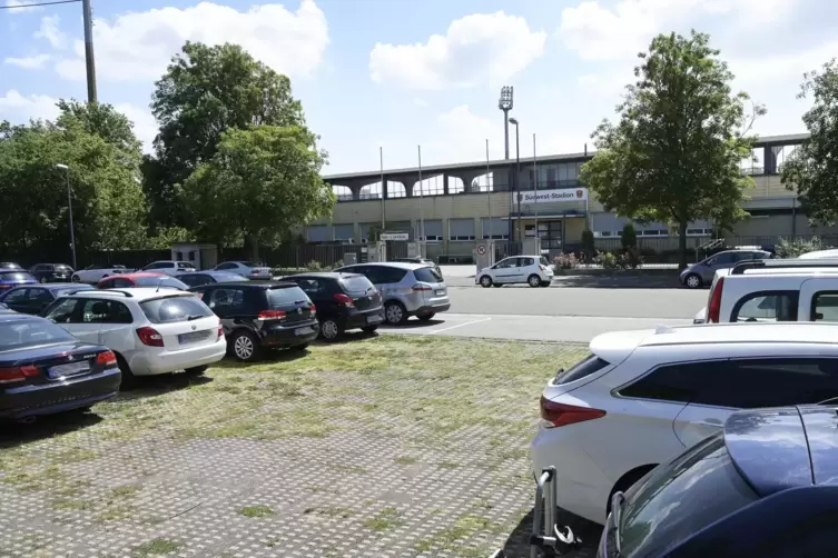 Erich-Reimann-Straße, Höhe Haupteingang Südwest-Stadion: Hier könnte sich die Ortsbeiratsfraktion der Grünen den Bau einer Kinde