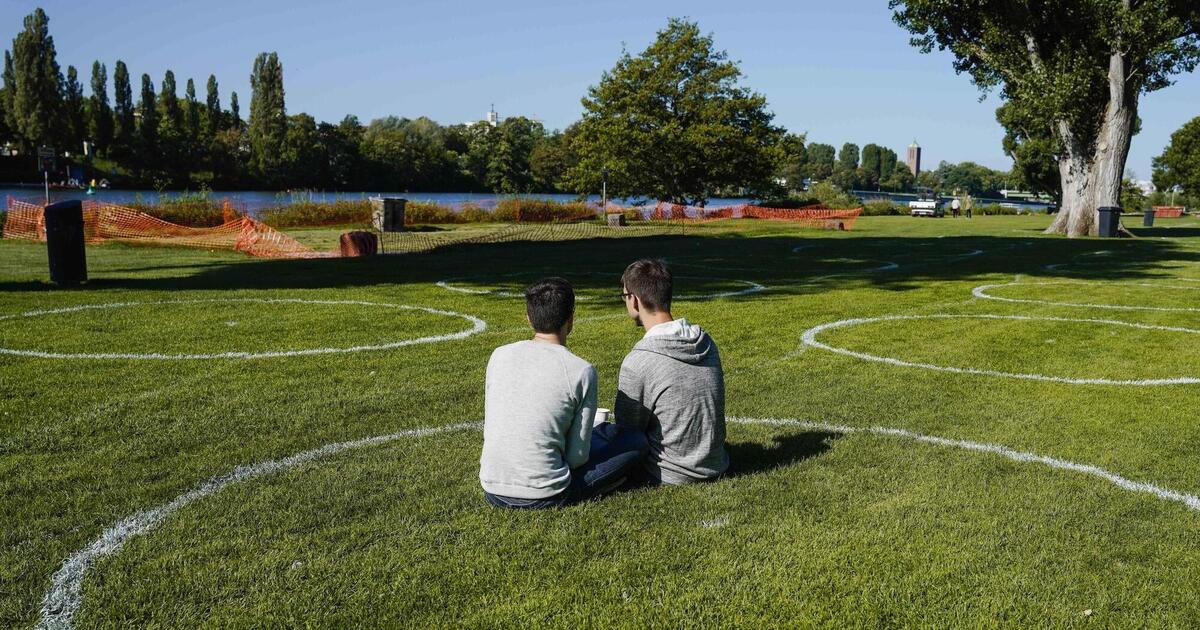 Markierungen Auf Heidelberger Neckarwiese Als Abstandhilfe Pfalz Ticker Die Rheinpfalz