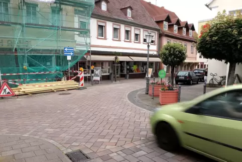 Im oberen Teil der Markstraße haben sich die Pflastersteine verschoben, sie müssen neu verlegt werden.