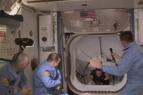 US-Astronaut Robert Behnken (im Hintergrund) „fliegt“ in die ISS. 