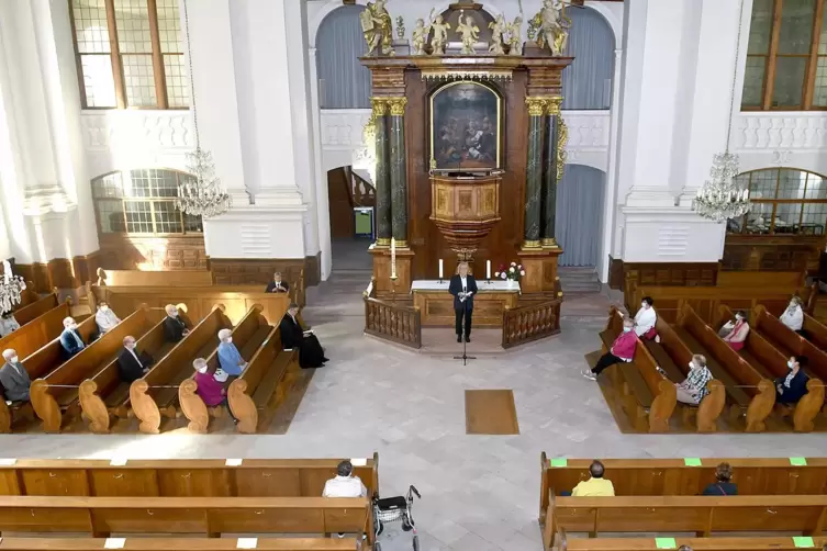 Etwa 40 Gottesdienstbesucher verteilten sich am Sonntag beim Pfingstgottesdienst im weiten Rund in der Paulskirche. Die Lieder z