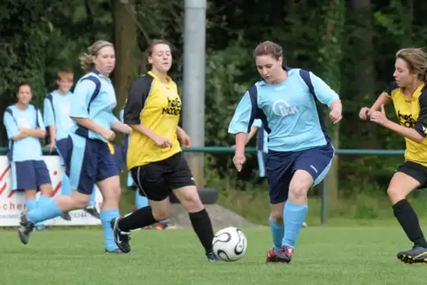 In Hanhofen (blau) ist der Frauen-Fußball zurück: Unser Bild entstand vor über zehn Jahren.