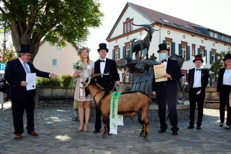 Die Protagonisten bei der Geißbockübergabe in Deidesheim. 