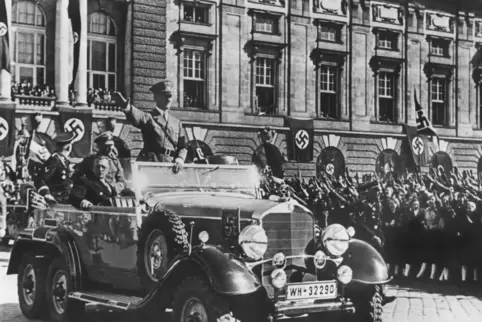 Den Anschluss Österreichs erlebte Lothar noch in Wien. Hier feiern die Wiener Adolf Hitler im März 1938. Dann musste er fliehen.