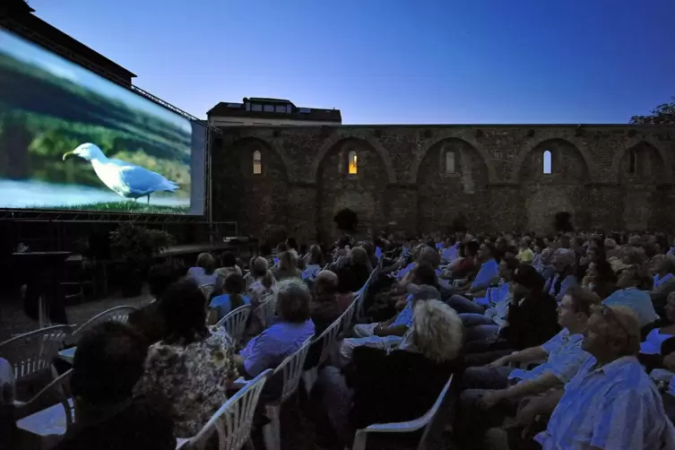 Das Open-Air-Kino in der Erkenbertruine ist regelmäßig ausverkauft. So eng zu sitzen, ist diesen Sommer kaum denkbar. 