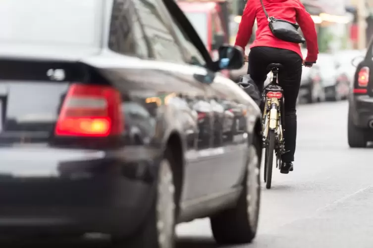 Lässt sich der Sicherheitsabstand wegen der Verkehrssituation nicht einhalten, muss auf das Überholen verzichtet werden.