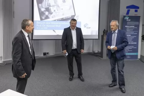 Gespräch mit Abstand: Wissenschaftsminister Konrad Wolf (links) sowie Professor Rolf Arnold (rechts) und Konrad Faber, Geschäfts