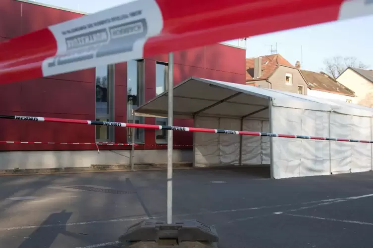 Einer von vielen Kostenfaktoren : Aufbau und Bewtrieb der Fieberambulanz neben dem Haus der Jugend in Kusel.