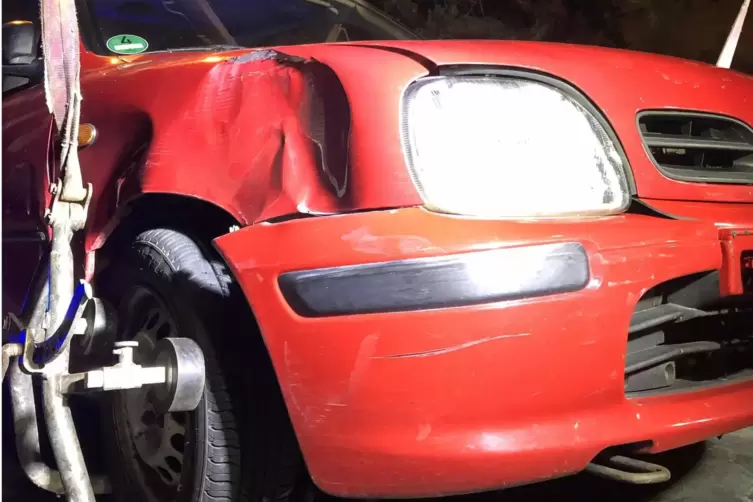 Der Fahrer des Nissan Micra kam beim Abbiegen von der Straße ab und streifte einen Poller auf dem Gehweg. Der Wagen war nicht zu