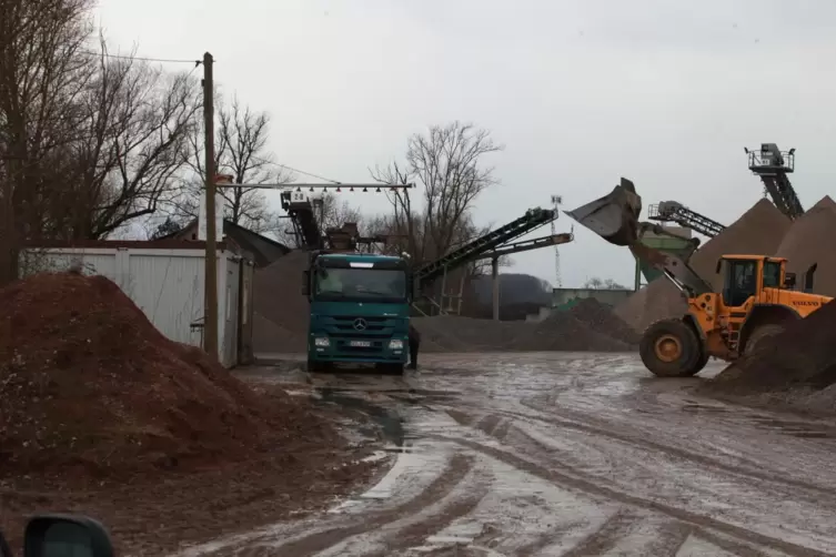 Damit Kieslaster nicht mehr durch die Dörfer fahren, soll die geplante Baustraße für den Reserveraum Hördter Rheinaue bleiben. 