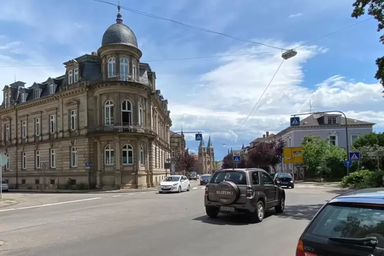 An dieser Kreuzung in Landau soll ein Kreisel entstehen. 