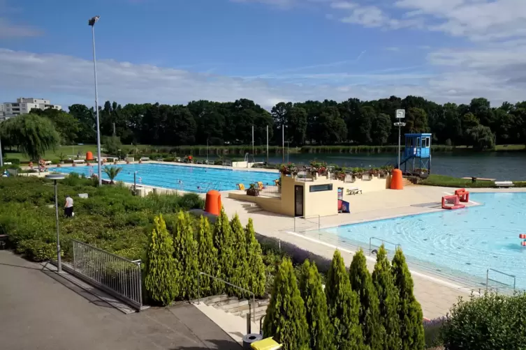 Die Becken werden nach Angaben der Stadtwerke in Schwimmzonen eingeteilt. 