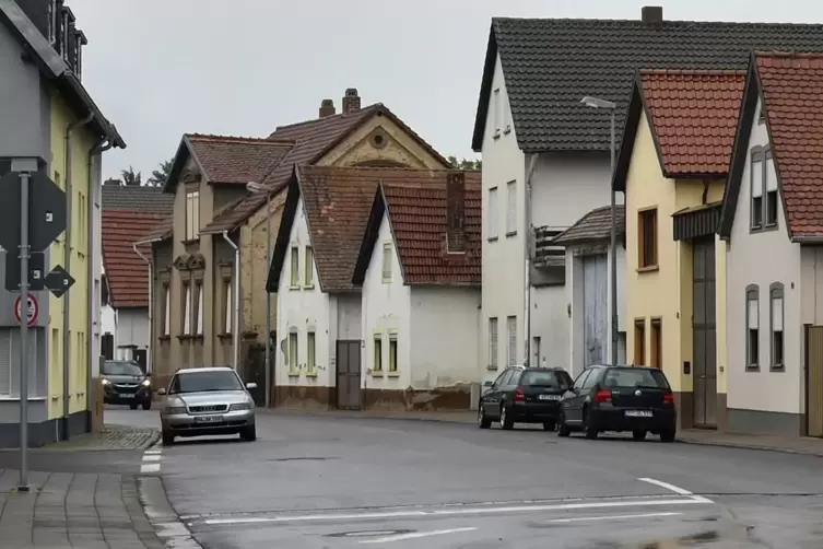 Blick in die Beindersheimer Schenkelstraße. Hier gibt es laut Verwaltung einige leerstehende Bauernhöfe. Diese könnten im Rahmen