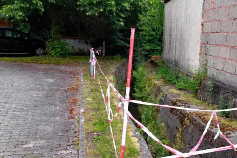 Um die Gefahrenstelle an der Einfahrt zum Parkplatz des ehemaligen Ärzte- und Bäderhauses zu beseitigen, wird ein Zaun am Mordba