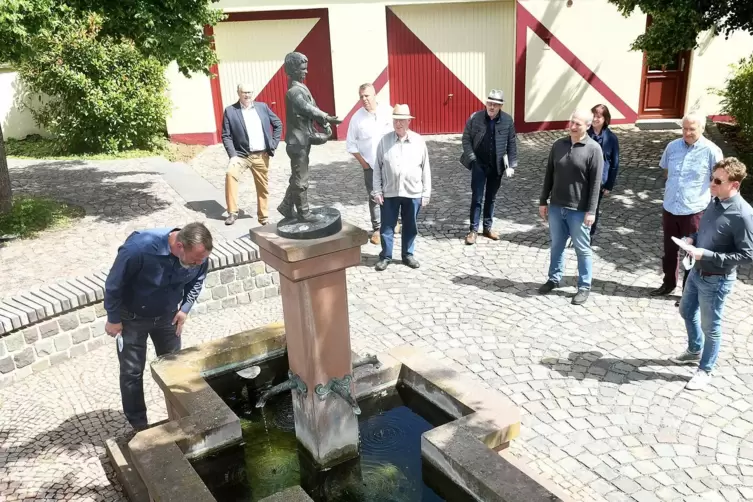 Beim Dorfrundgang wurden vom Team „Kultur Landschaft Digital“ und Ortsvertretern markante Punkte der Gemeinde angesteuert. 