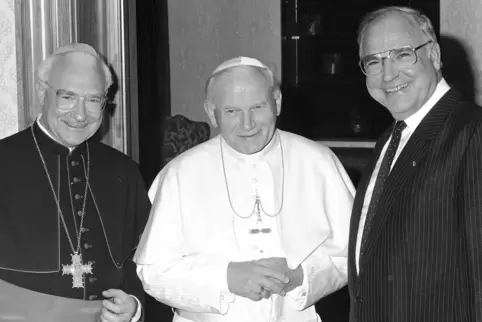 Schlembach (links) beim Papst-Besuch 1987 in Speyer mit Johannes Paul II und dem damaligen Kanzler Helmut Kohl. 