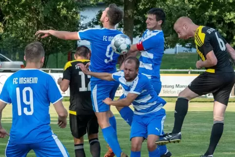 Benjamin Reubig köpft das 1:0 gegen den FC Insheim. Mit 4:0 gewann Erlenbach im vierten Rundenspiel zum vierten Mal. 