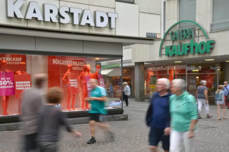 Die Warenhäuser Galeria Kaufhof und Karstadt stehen in Trier direkt nebeneinander. 