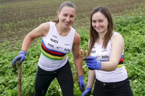 Überraschungsfund: Auch eine Herzkartoffel konnten Lena (links) und Lisa Bringsken ernten.