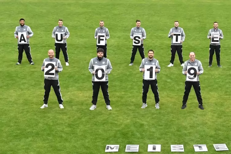 So feiert ein Aufsteiger in der Corona-Spielzeit: Der FC Leistadt jubelt auf Abstand.