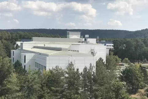 Das alte Chemie-Gebäude ist marode. Ein Neubau soll im angrenzenden Wald entstehen. 