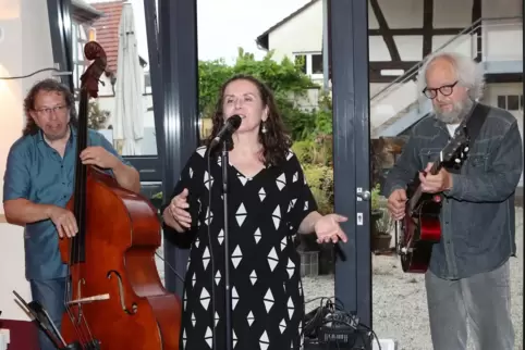 Johannes Schaedlich, Jutta Brandl und Tobias Langguth lassen den Salischen Hof brasilianisch klingen. 