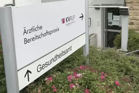 Wird in wenigen Tagen abmontiert: das Schild an der Ärztlichen Bereitschaftspraxis in Rockenhausen, die zum 1. Juli geschlossen 