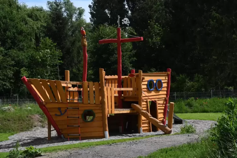 Lockt Kinder und Eltern an: das neue Spielschiff im Renaturierungsgebiet Ebertsheim.