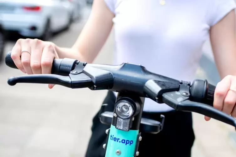 Der Tüv empfiehlt, das Fahren mit E-Scootern auf ruhigen Straßen zu üben und immer einen Helm zu tragen. 