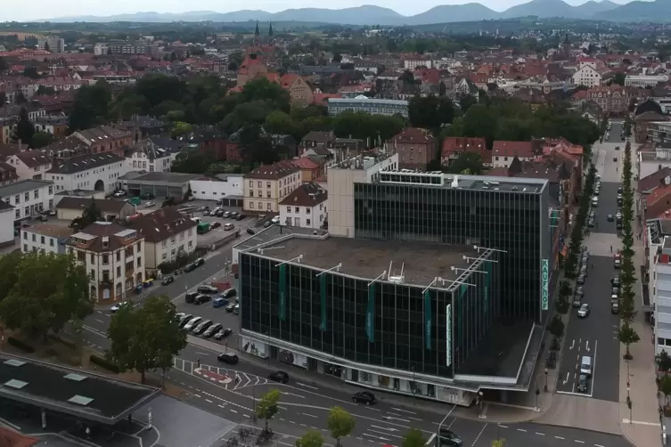 Wird für einige Jahre zur Baustelle, der Kaufhof-Standort in Landau. 