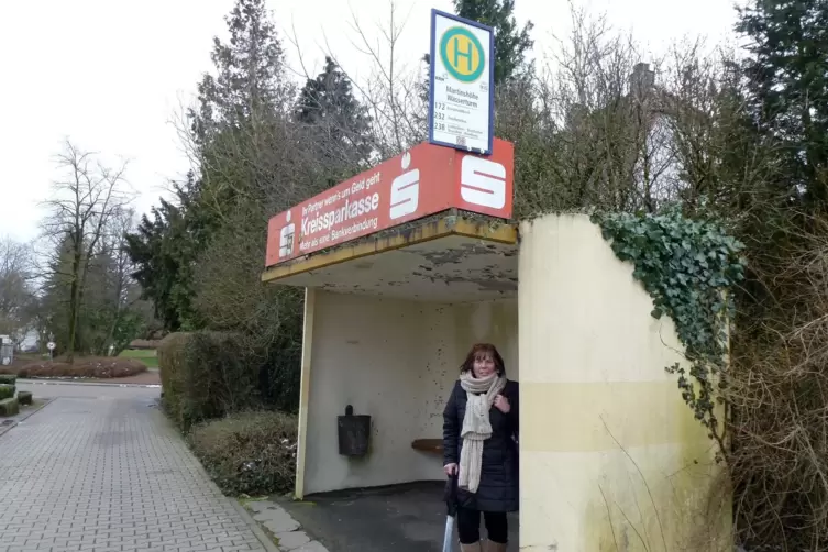 Kann mit Paris nicht ganz mithalten: das Buswartehäuschen in Martinshöhe. 