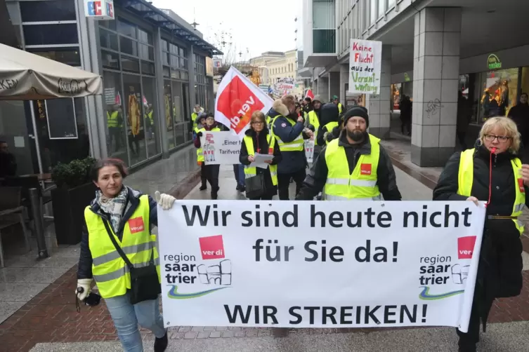 Kaufhof-Mitarbeiter protestieren am 12. Dezember 2019 in Saarbücken. 