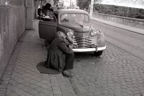 „Was? Känn Worschdmarkt?“ Komische Vorstellung. Sicher auch für diesen Festbesucher aus den 1950er-Jahren.