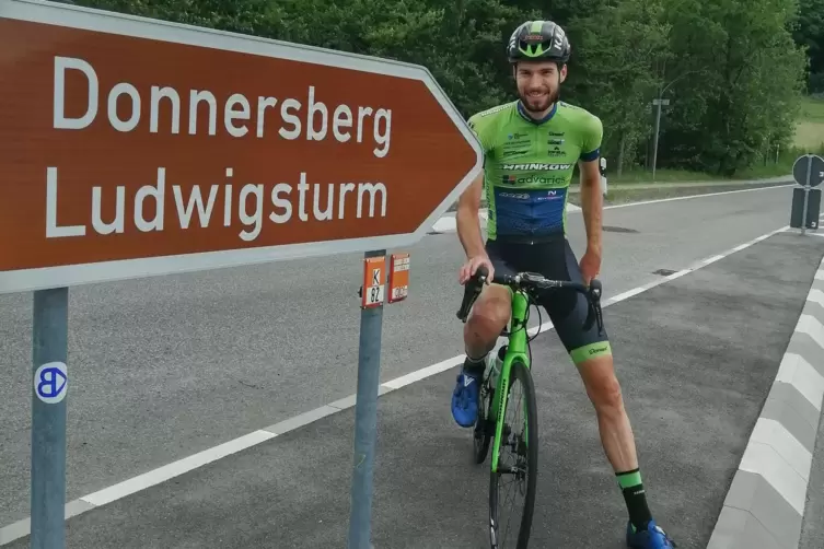 Die Richtung stimmt: Für Jonas Rapp gehört der höchste Berg der Pfalz zu seinem Trainingsrevier. 