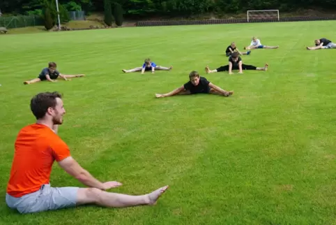 Noch stehen vorwiegend Gymnastik und Krafttraining auf dem Trainingsprogramm der Stützpunktturner, die auf dem Rasenplatz des TV